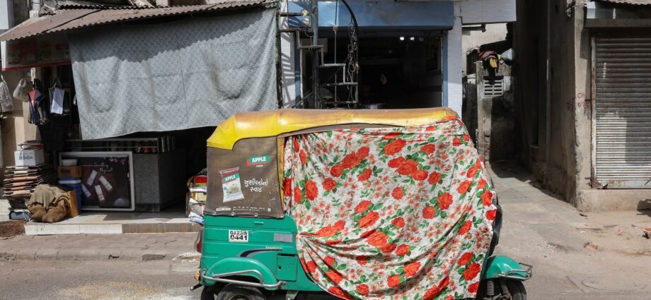 India heatwave kills at least 33, including election officials