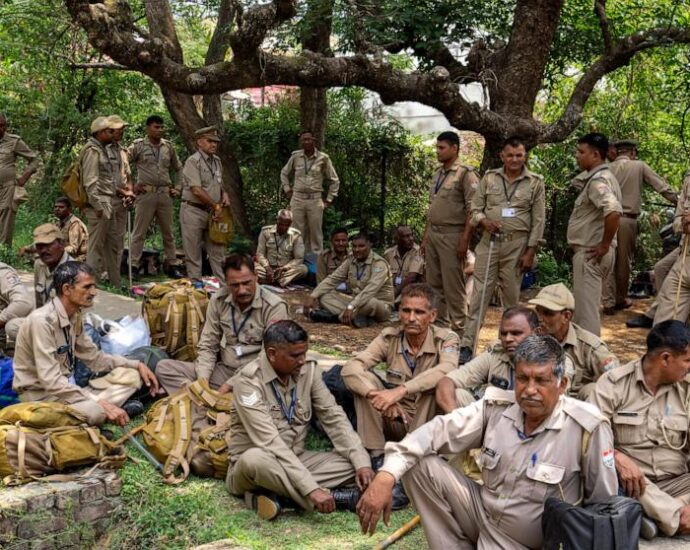 Varanasi-Indians Flock to the Polls Under Scorching Heat in the Hindu Holy City